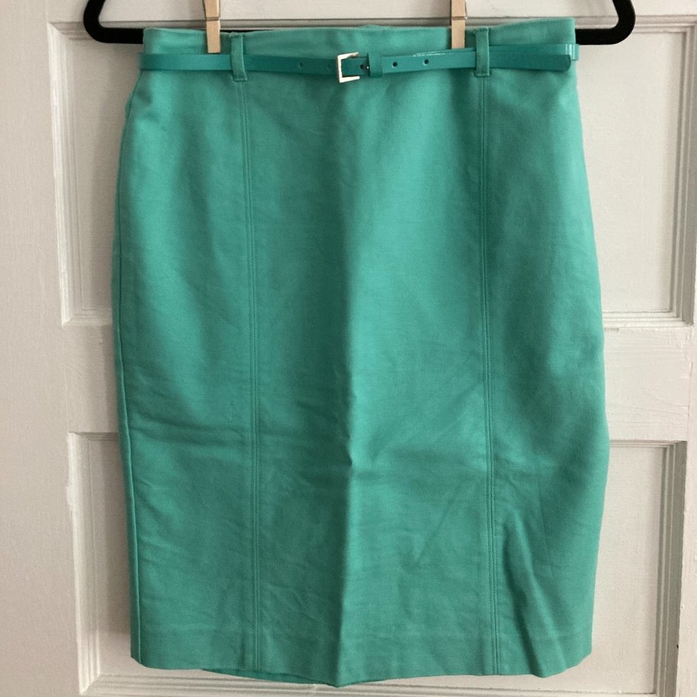 High-waisted skirt with belt
